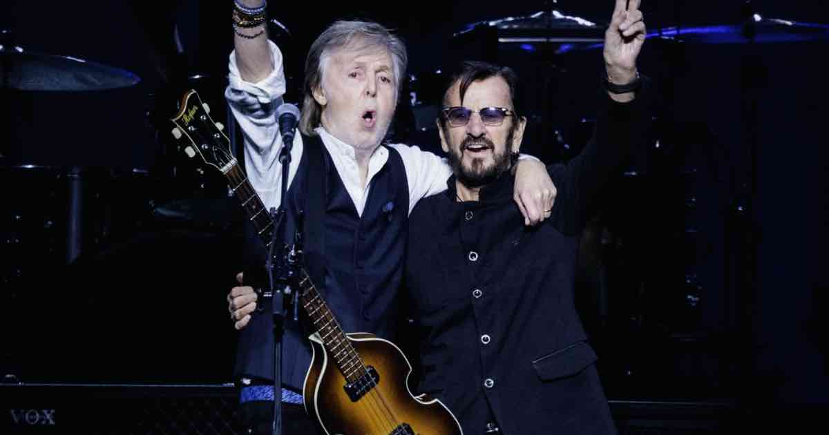 Paul McCartney e Ringo Starr insieme sul palco per suonare le hit dei Beatles