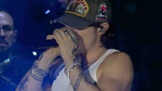 Irama al Radio Italia Live 2025 con un set carico di pathos