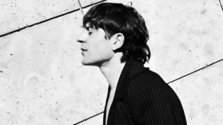 Rkomi, svelati gli ospiti e la tracklist dell’album “Decrescendo”