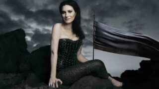 Laura Pausini divide con “La mia storia tra le dita”, a vincere è il purché se ne parli – RECENSIONE