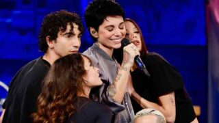 Amici 25, Giordana Angi torna a casa e presenta “Dammi un bacio”