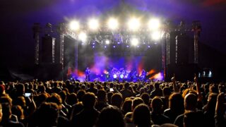 Quando l’amore va a tempo di musica: relazioni che nascono sotto il palco