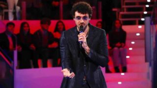 Amici 25, Carl Brave presenta il nuovo singolo “Occhiale”