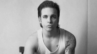 Alessio Bernabei torna sulla scena con il nuovo singolo “Tevere”