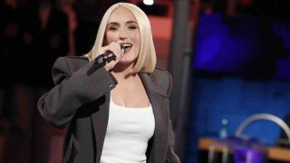 Amici 25, Mara Sattei presenta il singolo “Sopra di me”