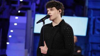 Amici 25, Nicolò Filippucci torna a casa per presentare “Laguna”