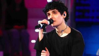 Amici 25, Senza_Cri torna a casa per presentare “Spiagge”