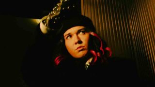 Asteria pubblica il singolo “16 anni”, apripista dell’album “Ferite per tutti”