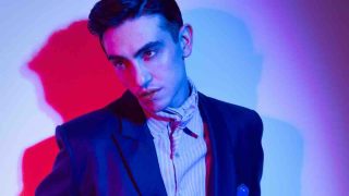 Michele Bravi torna a Sanremo con “Prima o poi”: una ballata che non urla, ma resta – RECENSIONE