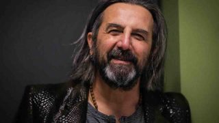 Omar Pedrini torna a teatro con “Canzoni sul saper vivere ad uso delle nuove generazioni”