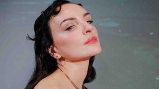 “Magica favola”, Arisa torna a Sanremo e racconta la vita come una fiaba adulta – RECENSIONE