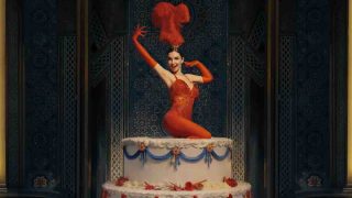 Elettra Lamborghini esce da una gigantesca torta nella copertina di “Voilà”