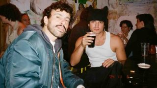 Sanremo 2026, Leo Gassmann e Aiello insieme nella serata cover con “Era già tutto previsto”