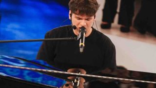Michele è il primo cantante ad aggiudicarsi la maglia del serale di Amici 25