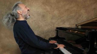 Stefano Bollani, in arrivo l’album “Tutta vita Live” con la formazione All Stars