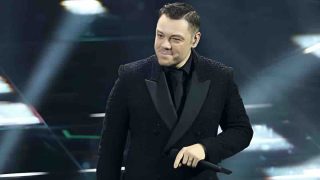 Tiziano Ferro super ospite di Sanremo con un medley di successi, festeggiando i 25 anni di “Xdono”