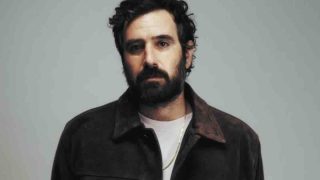 Tommaso Paradiso a Sanremo con “I romantici”, un brano che non spiazza ma colpisce – RECENSIONE