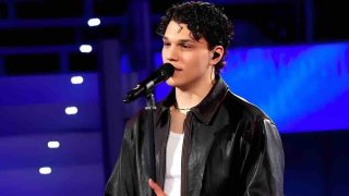 Nicolò Filippucci torna ad Amici dopo la vittoria delle Nuove Proposte di Sanremo