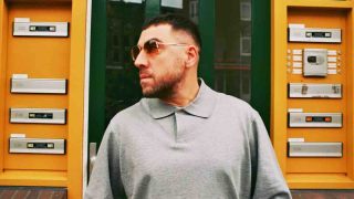 Coez firma l’inedito “Ci vuole una laurea” per la serie di Zerocalcare intitolata “Due spicci”