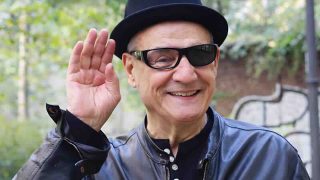 Francesco Salvi torna con “Ti posto”, il racconto di un Paese che documenta tutto ma guarda sempre meno