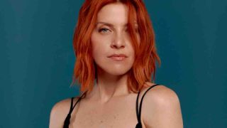Noemi mostra una nuova versione di sé nel singolo “Tu cosa fai questa sera”