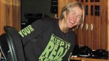 Ellie Goulding ritorna con il nuovo singolo “Black Prada Dress”