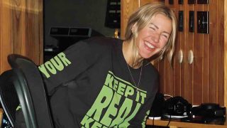 Ellie Goulding ritorna con il nuovo singolo “Black Prada Dress”