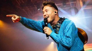 Alfa annuncia il sold out all’Arena di Verona con un live a sorpresa in città