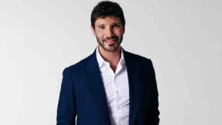 Sanremo 2027: in arrivo il regolamento e la selezione dei giovani voluta da Stefano De Martino