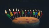 Compleanni in musica: da “Tanti auguri a te” al rito digitale che continua a cantare