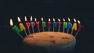 Compleanni in musica: da “Tanti auguri a te” al rito digitale che continua a cantare