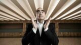 Elio torna in concerto con “La rivalutazione della tristezza”