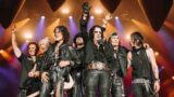 Hollywood Vampires, la liturgia delle chitarre: fuoco e fiamme in scaletta – RECENSIONE CONCERTO