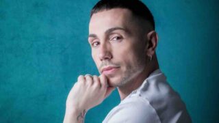 Manuel Aspidi, a vent’anni da “Soli a metà” torna con la versione spagnola